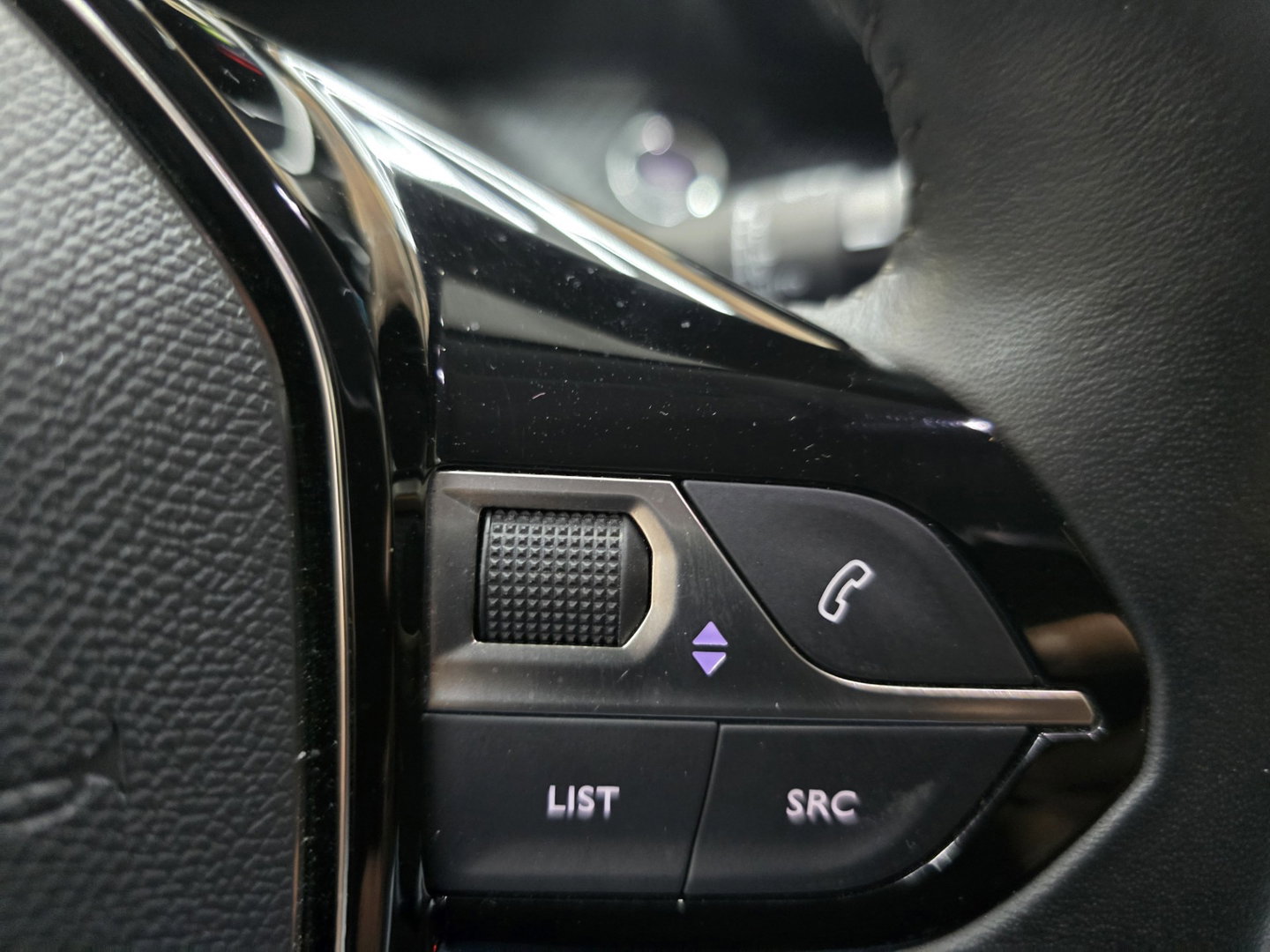 Peugeot e-2008 EV Allure Pack 50 kWh Carplay PDC LED Cruise Trekhaak Camera 17"LM