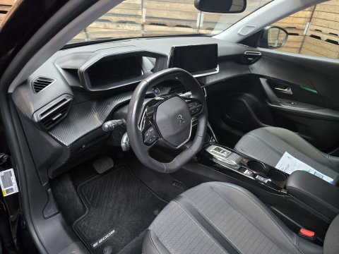 Peugeot e-2008 EV Allure Pack 50 kWh Carplay PDC LED Cruise Trekhaak Camera 17"LM