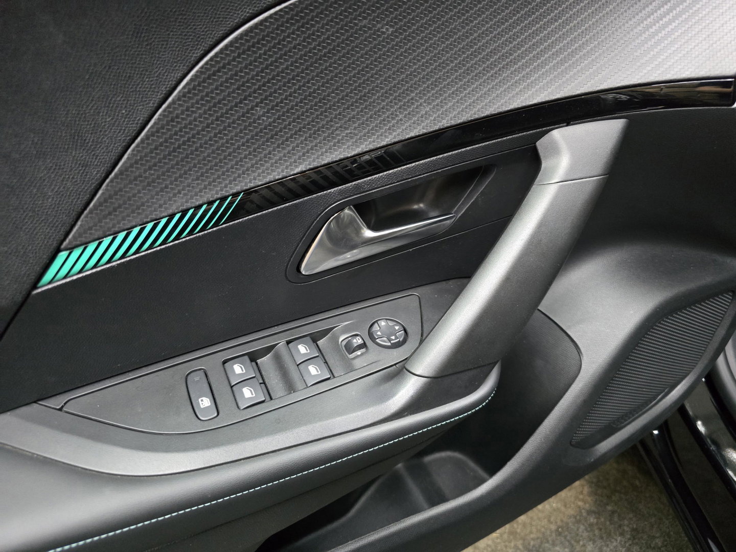 Peugeot e-2008 EV Allure Pack 50 kWh Carplay PDC LED Cruise Trekhaak Camera 17"LM