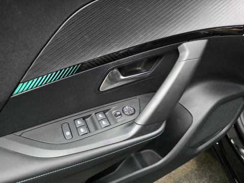 Peugeot e-2008 EV Allure Pack 50 kWh Carplay PDC LED Cruise Trekhaak Camera 17"LM