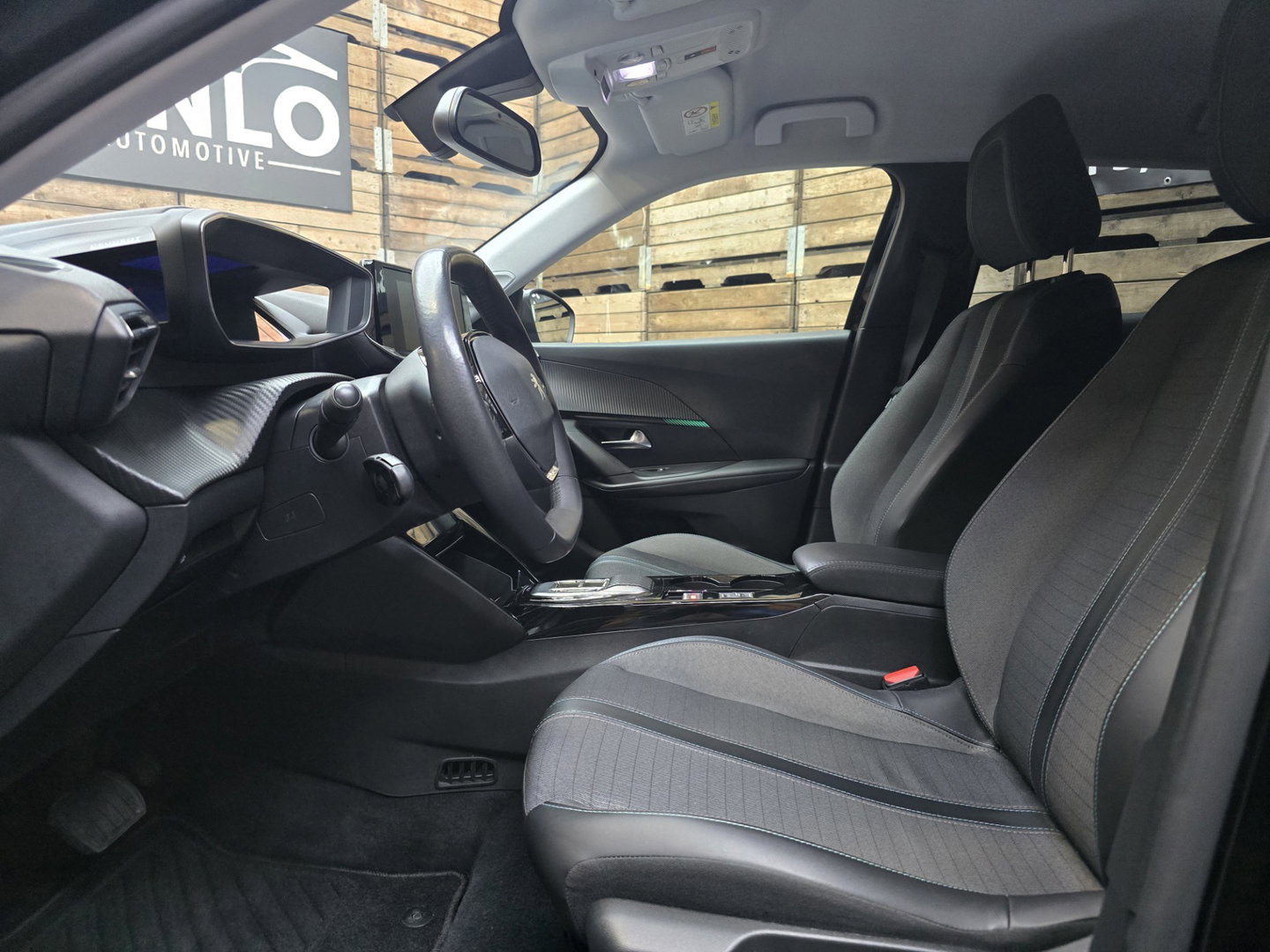 Peugeot e-2008 EV Allure Pack 50 kWh Carplay PDC LED Cruise Trekhaak Camera 17"LM