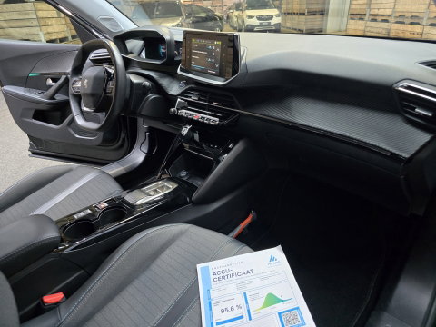 Peugeot e-2008 EV Allure Pack 50 kWh Carplay PDC LED Cruise Trekhaak Camera 17"LM