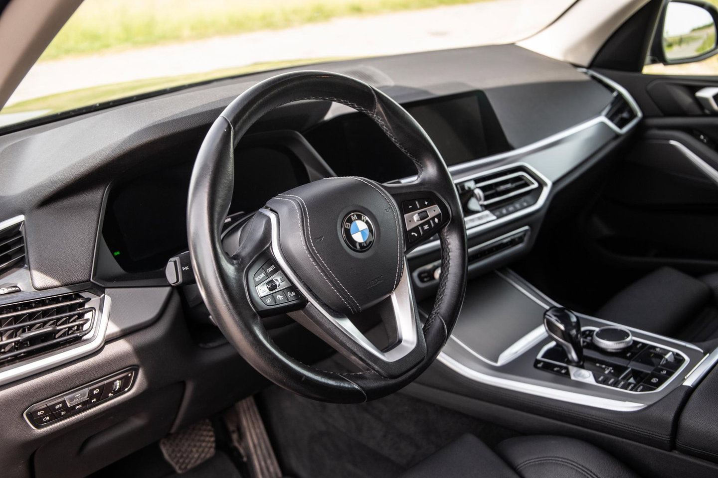BMW X5 xDrive45e Executive CARPLAY / CAMERA / DEALER ONDERHOUDEN / LEER / STOELVERWARMING / BLACK ON BLACK