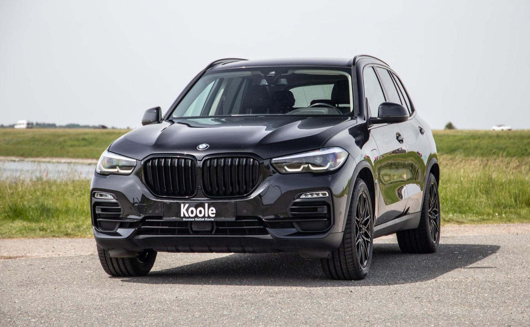 BMW X5 xDrive45e Executive CARPLAY / CAMERA / DEALER ONDERHOUDEN / LEER / STOELVERWARMING / BLACK ON BLACK