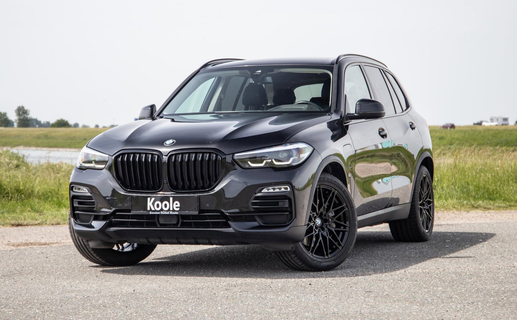 BMW X5 xDrive45e Executive CARPLAY / CAMERA / DEALER ONDERHOUDEN / LEER / STOELVERWARMING / BLACK ON BLACK