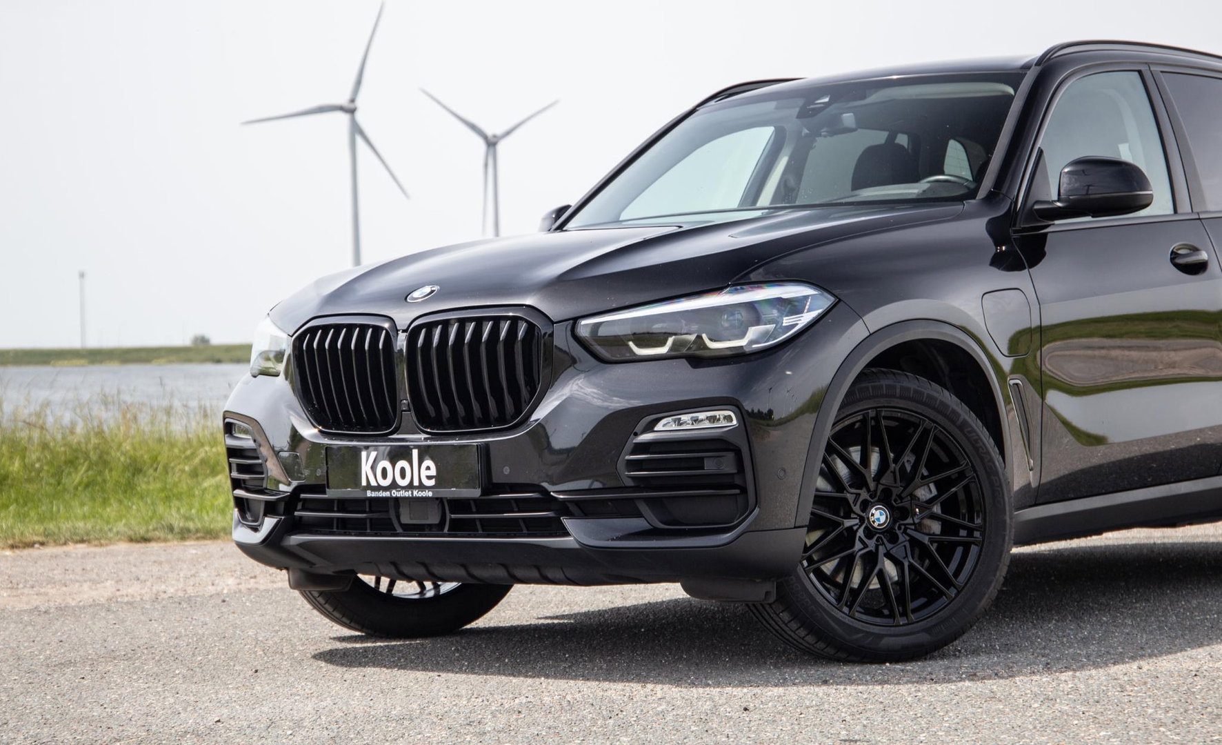BMW X5 xDrive45e Executive CARPLAY / CAMERA / DEALER ONDERHOUDEN / LEER / STOELVERWARMING / BLACK ON BLACK