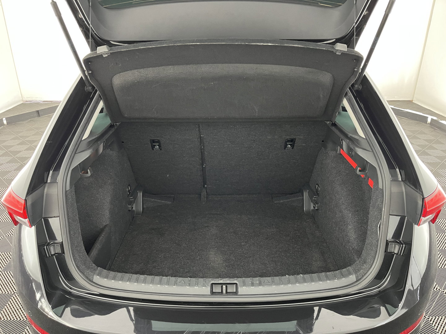 Škoda Scala 1.0 TSI Business Edition (INCL.BTW) Aut. *FULL-LED | DIGI-COCKPIT | HEATED-COMFORTSEATS | CARPLAY | LANE-ASSIST | NAVI-FULLMAP | ECC | PDC | CRUISE | 18''ALU*