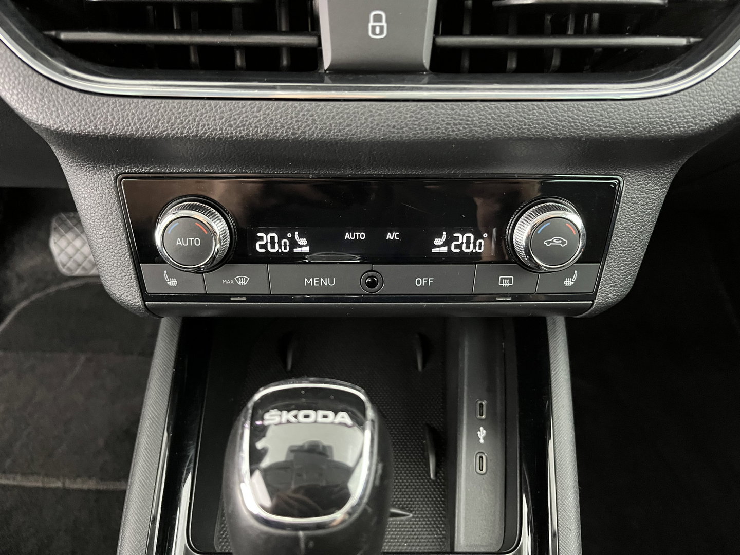Škoda Scala 1.0 TSI Business Edition (INCL.BTW) Aut. *FULL-LED | DIGI-COCKPIT | HEATED-COMFORTSEATS | CARPLAY | LANE-ASSIST | NAVI-FULLMAP | ECC | PDC | CRUISE | 18''ALU*