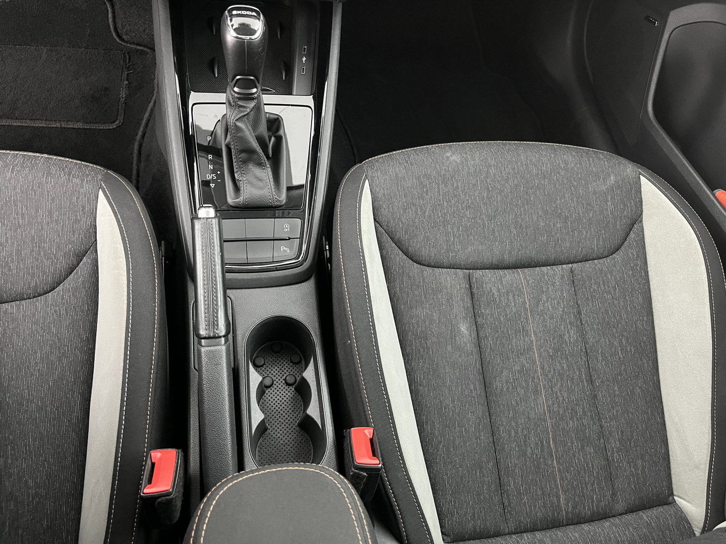 Škoda Scala 1.0 TSI Business Edition (INCL.BTW) Aut. *FULL-LED | DIGI-COCKPIT | HEATED-COMFORTSEATS | CARPLAY | LANE-ASSIST | NAVI-FULLMAP | ECC | PDC | CRUISE | 18''ALU*