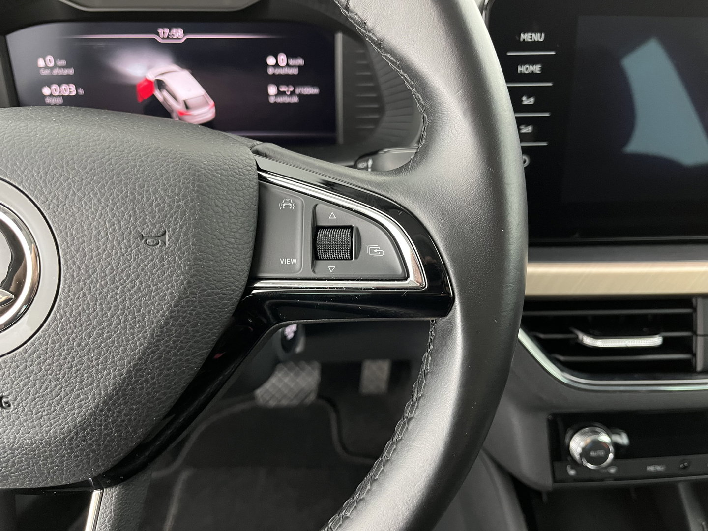 Škoda Scala 1.0 TSI Business Edition (INCL.BTW) Aut. *FULL-LED | DIGI-COCKPIT | HEATED-COMFORTSEATS | CARPLAY | LANE-ASSIST | NAVI-FULLMAP | ECC | PDC | CRUISE | 18''ALU*