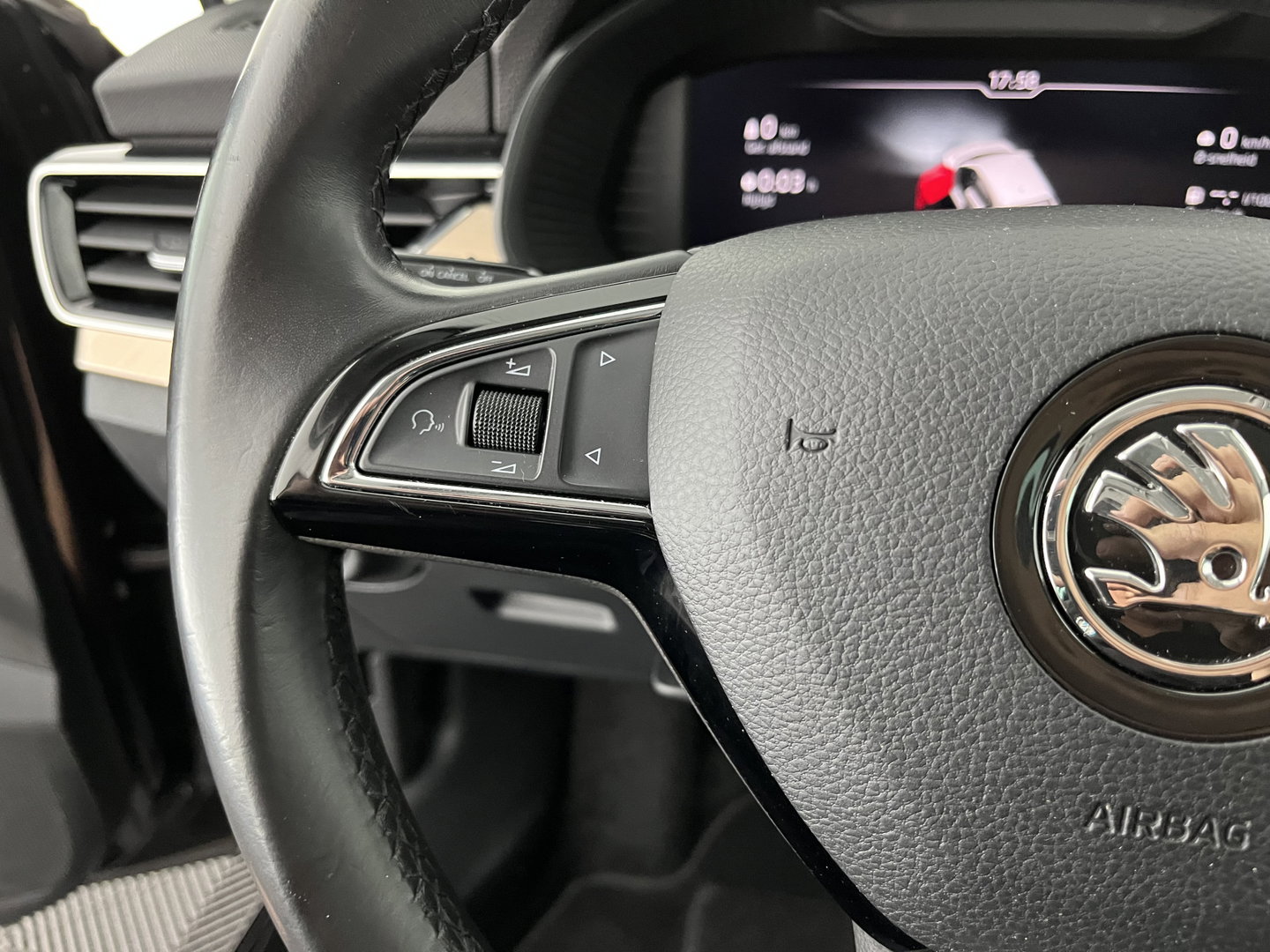 Škoda Scala 1.0 TSI Business Edition (INCL.BTW) Aut. *FULL-LED | DIGI-COCKPIT | HEATED-COMFORTSEATS | CARPLAY | LANE-ASSIST | NAVI-FULLMAP | ECC | PDC | CRUISE | 18''ALU*