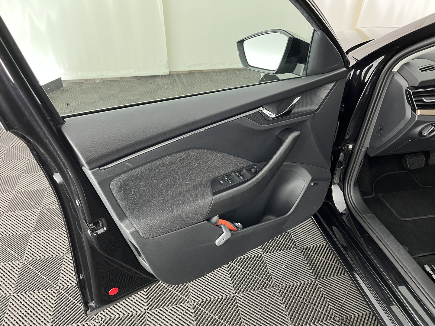 Škoda Scala 1.0 TSI Business Edition (INCL.BTW) Aut. *FULL-LED | DIGI-COCKPIT | HEATED-COMFORTSEATS | CARPLAY | LANE-ASSIST | NAVI-FULLMAP | ECC | PDC | CRUISE | 18''ALU*