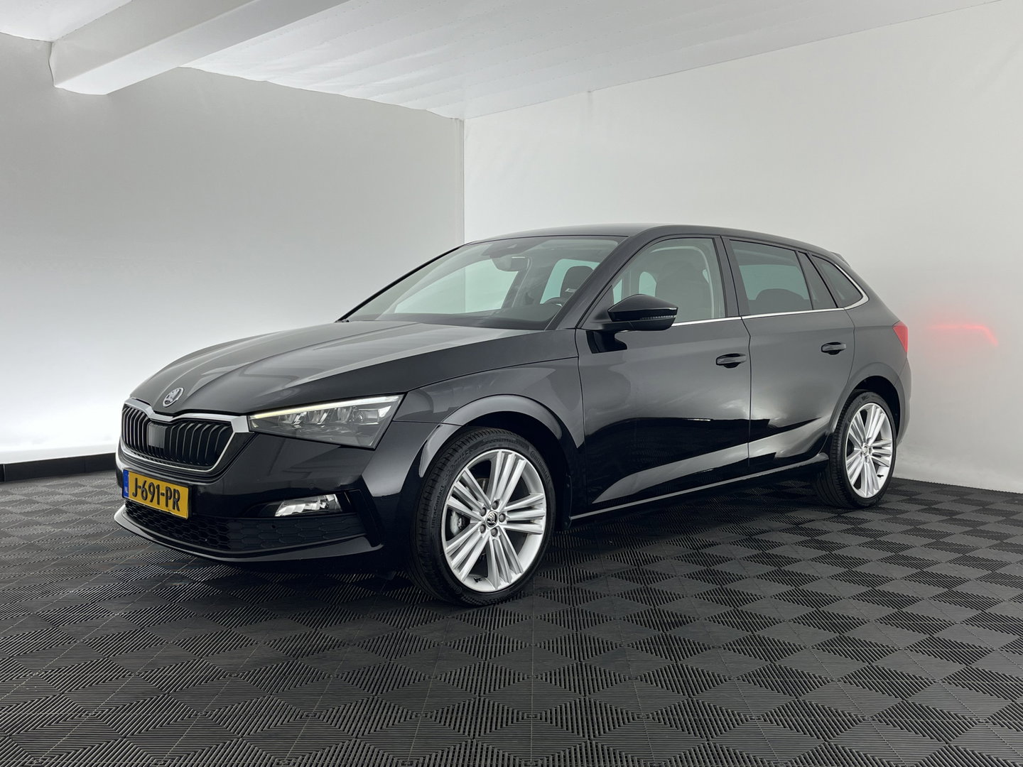 Škoda Scala 1.0 TSI Business Edition (INCL.BTW) Aut. *FULL-LED | DIGI-COCKPIT | HEATED-COMFORTSEATS | CARPLAY | LANE-ASSIST | NAVI-FULLMAP | ECC | PDC | CRUISE | 18''ALU*