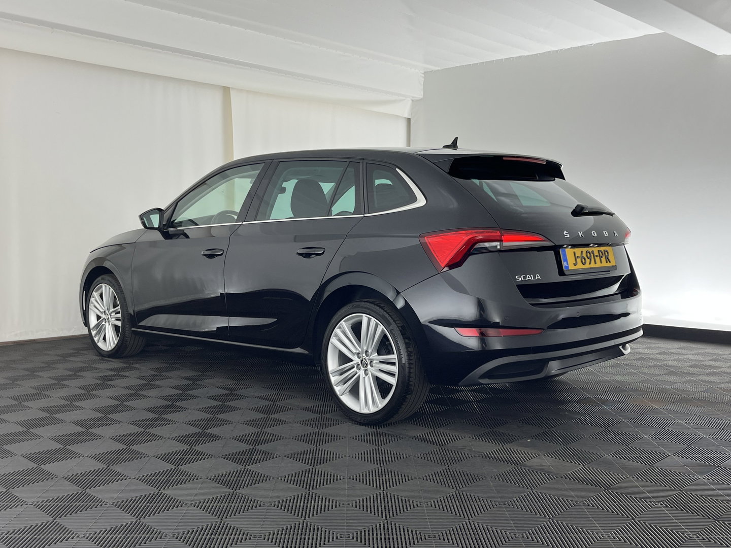 Škoda Scala 1.0 TSI Business Edition (INCL.BTW) Aut. *FULL-LED | DIGI-COCKPIT | HEATED-COMFORTSEATS | CARPLAY | LANE-ASSIST | NAVI-FULLMAP | ECC | PDC | CRUISE | 18''ALU*