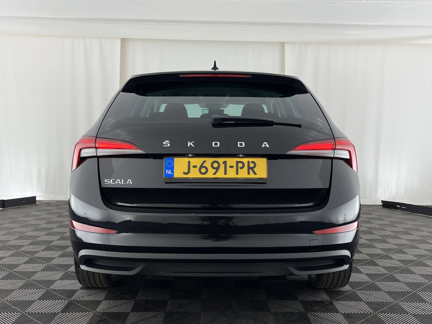 Škoda Scala 1.0 TSI Business Edition (INCL.BTW) Aut. *FULL-LED | DIGI-COCKPIT | HEATED-COMFORTSEATS | CARPLAY | LANE-ASSIST | NAVI-FULLMAP | ECC | PDC | CRUISE | 18''ALU*