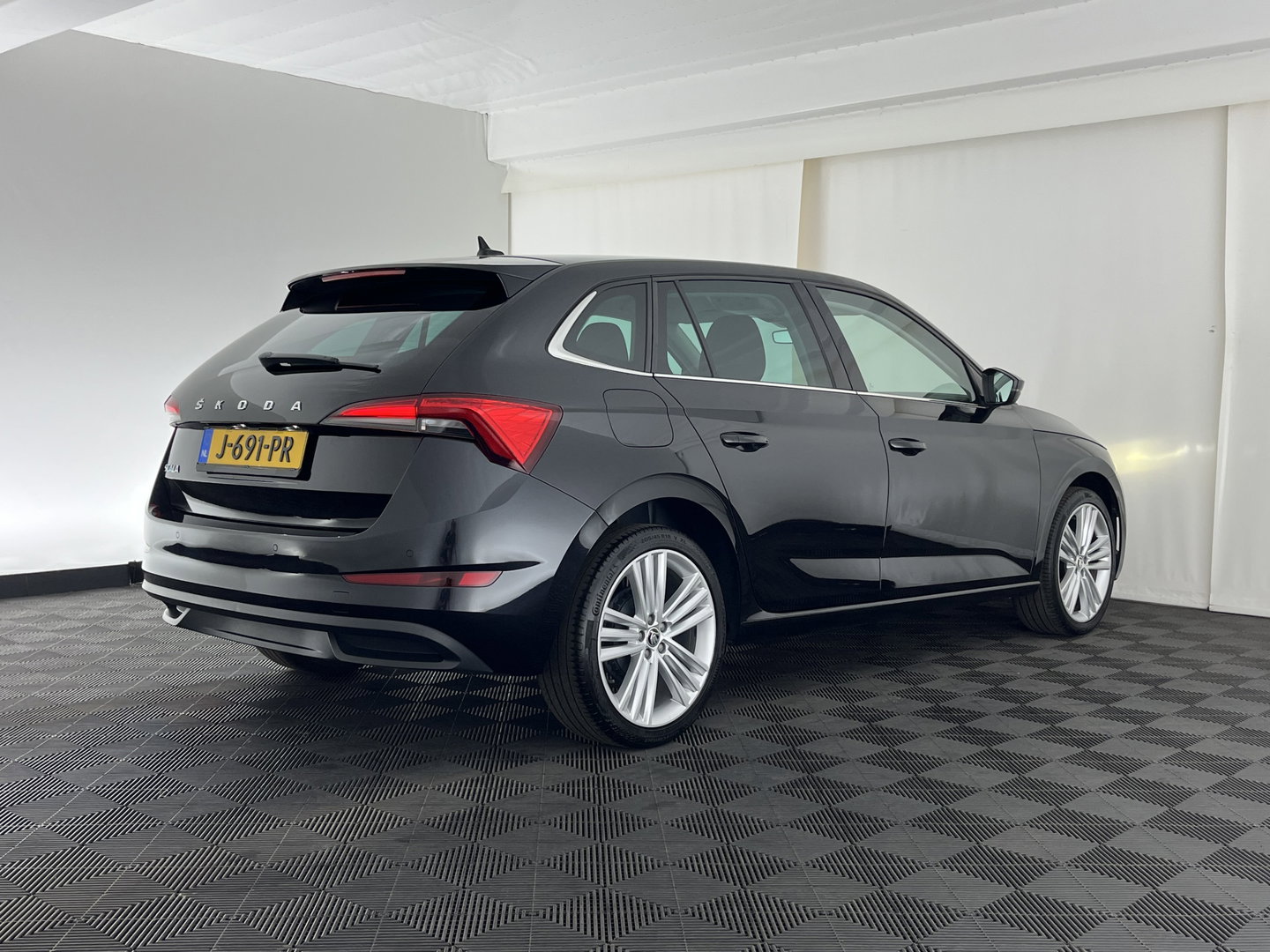 Škoda Scala 1.0 TSI Business Edition (INCL.BTW) Aut. *FULL-LED | DIGI-COCKPIT | HEATED-COMFORTSEATS | CARPLAY | LANE-ASSIST | NAVI-FULLMAP | ECC | PDC | CRUISE | 18''ALU*