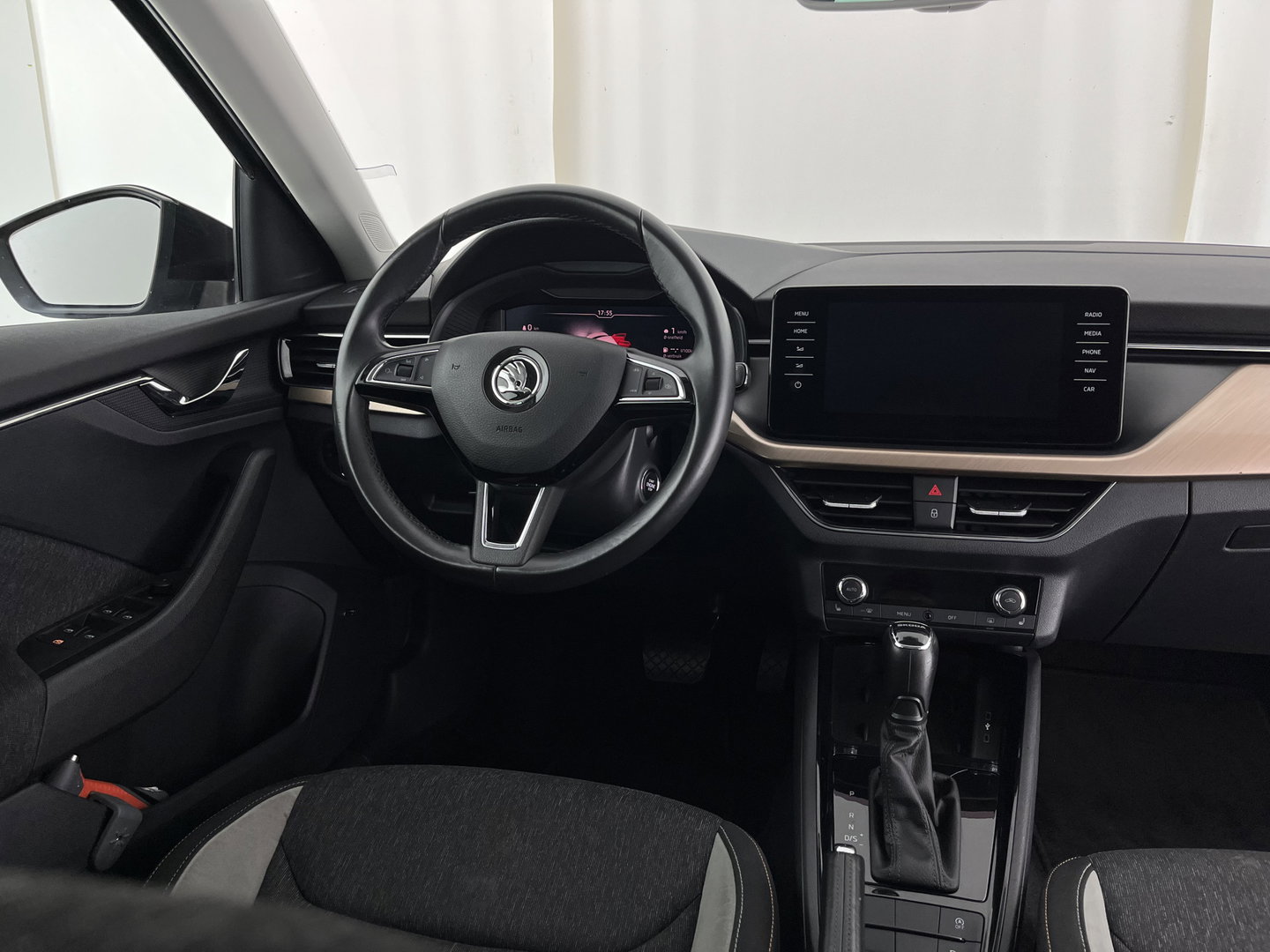 Škoda Scala 1.0 TSI Business Edition (INCL.BTW) Aut. *FULL-LED | DIGI-COCKPIT | HEATED-COMFORTSEATS | CARPLAY | LANE-ASSIST | NAVI-FULLMAP | ECC | PDC | CRUISE | 18''ALU*