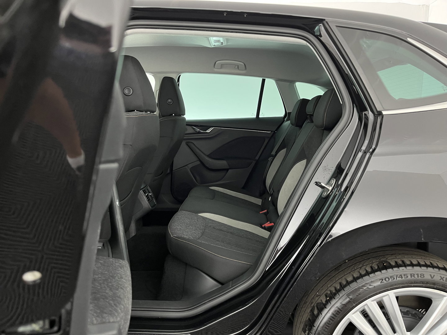 Škoda Scala 1.0 TSI Business Edition (INCL.BTW) Aut. *FULL-LED | DIGI-COCKPIT | HEATED-COMFORTSEATS | CARPLAY | LANE-ASSIST | NAVI-FULLMAP | ECC | PDC | CRUISE | 18''ALU*