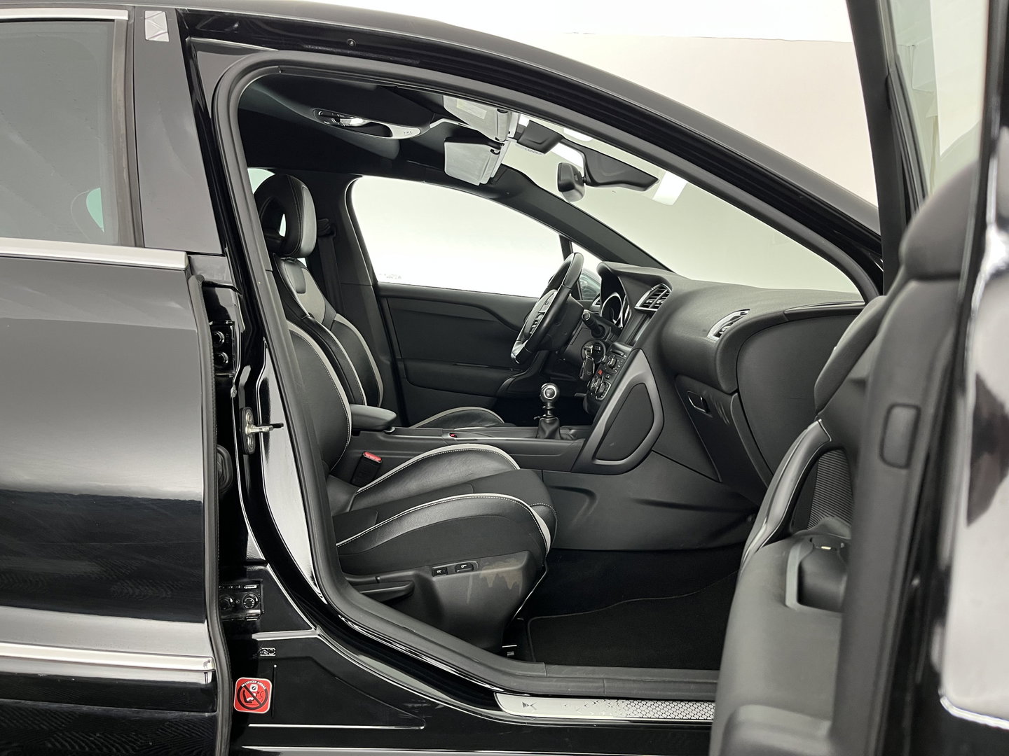 Citroën DS4 1.6 BlueHDi Business *LEATHER-FABRIC | MASSAGE-SPORTSEATS | DENON-AUDIO | NAVI-FULLMAP | BLINDSPOT | PRIVACY-GLASS | ECC | PDC | CRUISE | TOWBAR | 17''ALU*