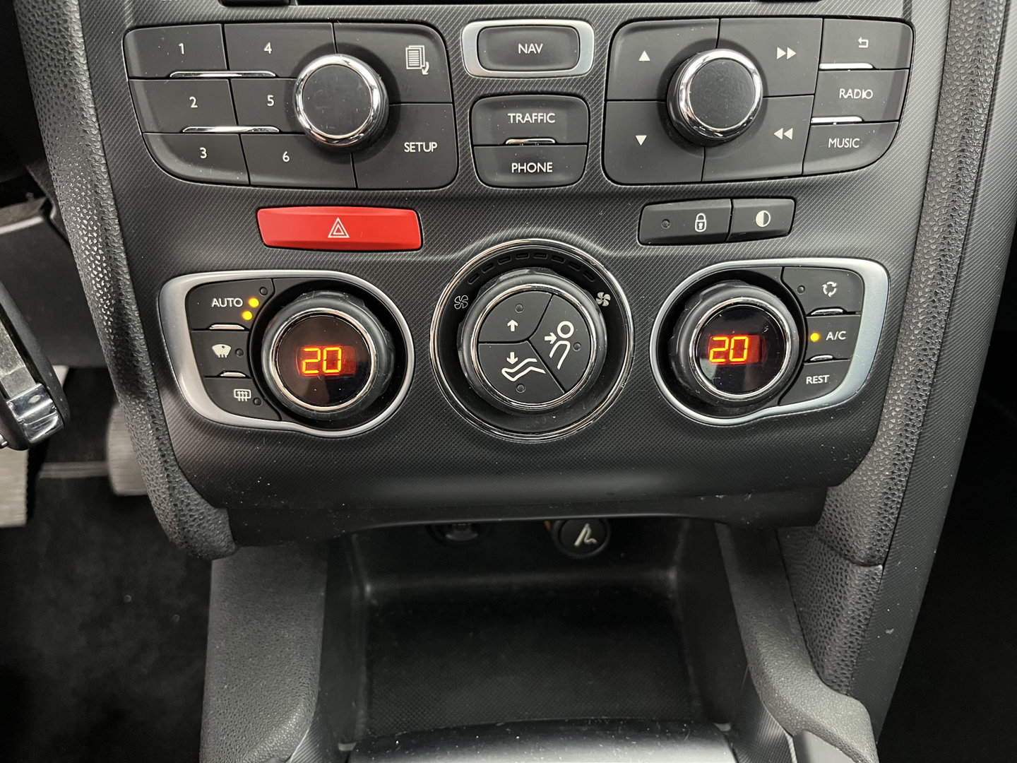 Citroën DS4 1.6 BlueHDi Business *LEATHER-FABRIC | MASSAGE-SPORTSEATS | DENON-AUDIO | NAVI-FULLMAP | BLINDSPOT | PRIVACY-GLASS | ECC | PDC | CRUISE | TOWBAR | 17''ALU*