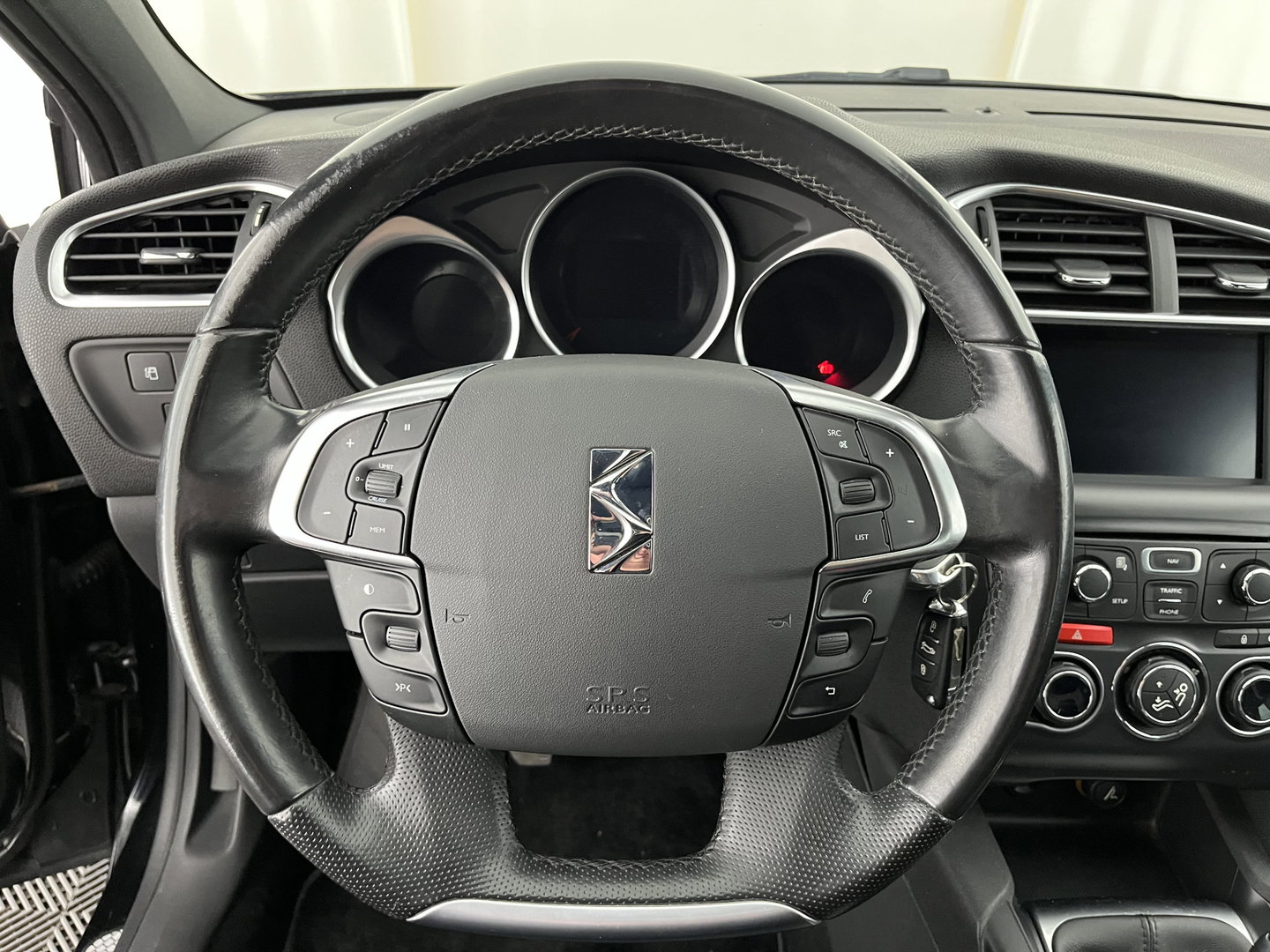 Citroën DS4 1.6 BlueHDi Business *LEATHER-FABRIC | MASSAGE-SPORTSEATS | DENON-AUDIO | NAVI-FULLMAP | BLINDSPOT | PRIVACY-GLASS | ECC | PDC | CRUISE | TOWBAR | 17''ALU*