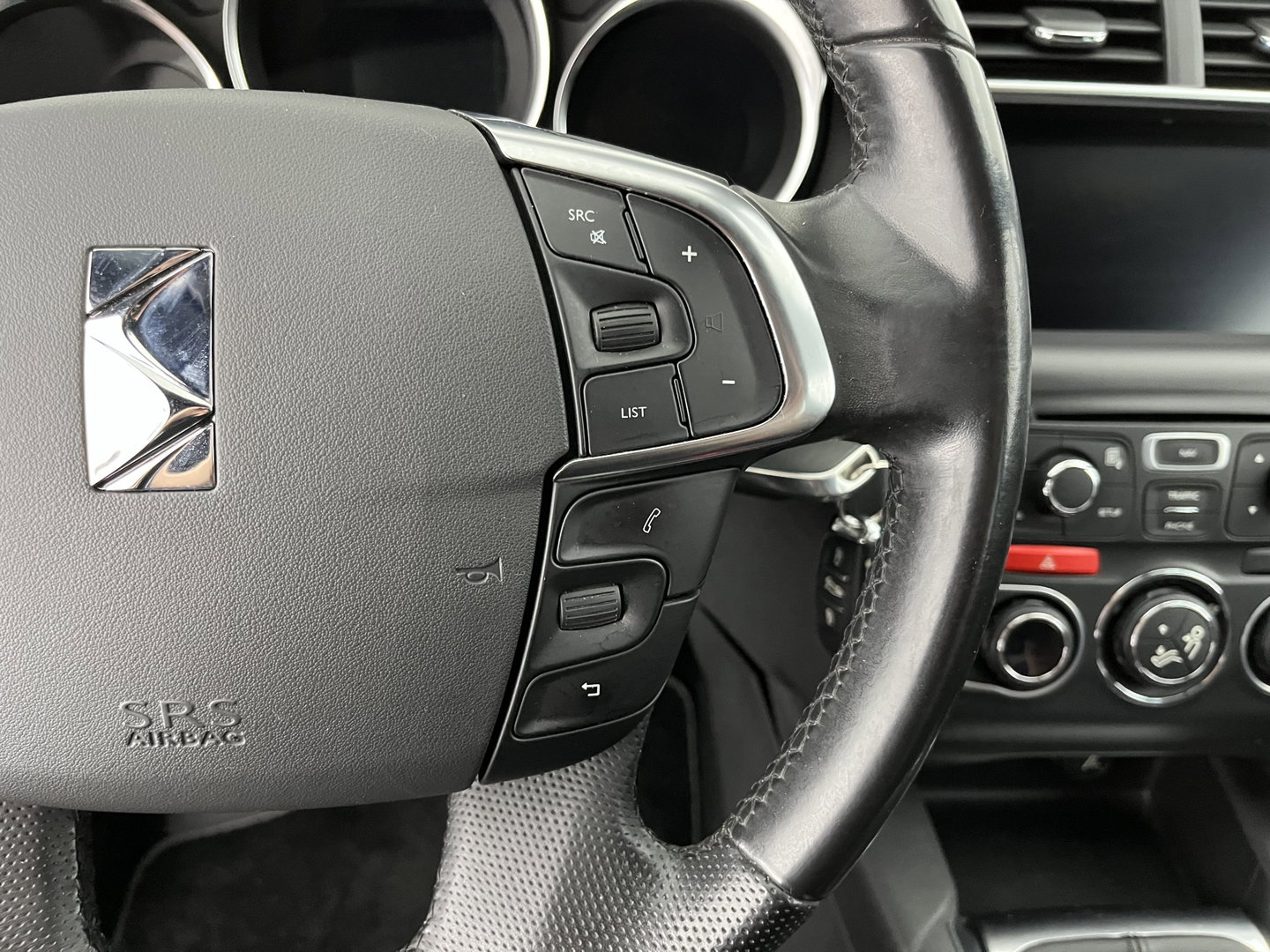 Citroën DS4 1.6 BlueHDi Business *LEATHER-FABRIC | MASSAGE-SPORTSEATS | DENON-AUDIO | NAVI-FULLMAP | BLINDSPOT | PRIVACY-GLASS | ECC | PDC | CRUISE | TOWBAR | 17''ALU*