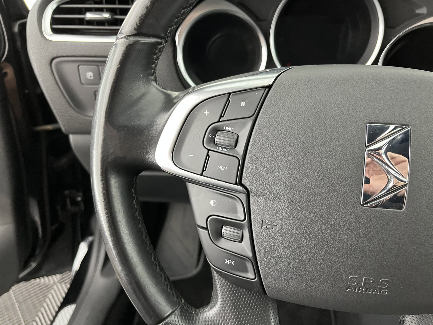 Citroën DS4 1.6 BlueHDi Business *LEATHER-FABRIC | MASSAGE-SPORTSEATS | DENON-AUDIO | NAVI-FULLMAP | BLINDSPOT | PRIVACY-GLASS | ECC | PDC | CRUISE | TOWBAR | 17''ALU*