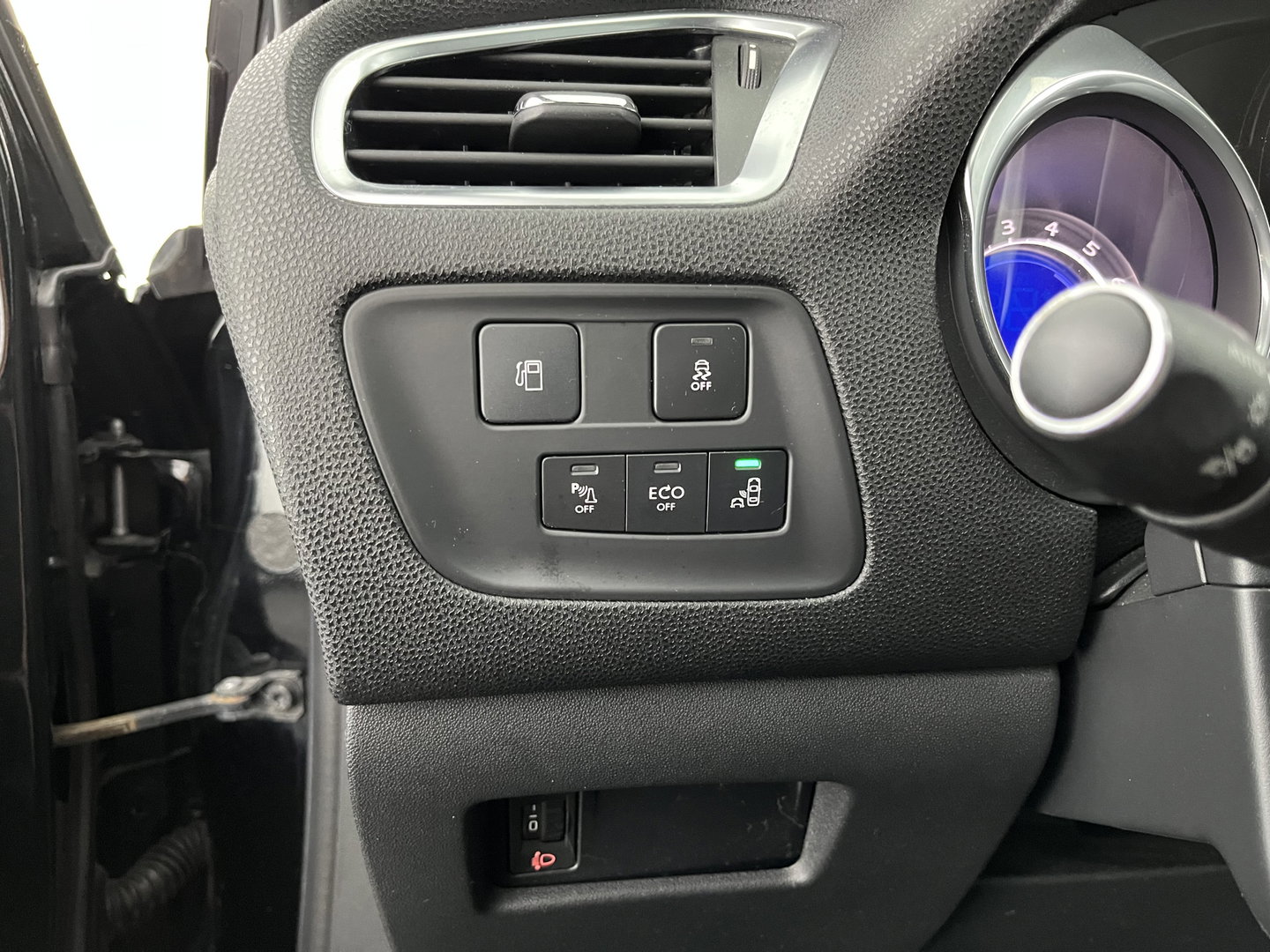 Citroën DS4 1.6 BlueHDi Business *LEATHER-FABRIC | MASSAGE-SPORTSEATS | DENON-AUDIO | NAVI-FULLMAP | BLINDSPOT | PRIVACY-GLASS | ECC | PDC | CRUISE | TOWBAR | 17''ALU*