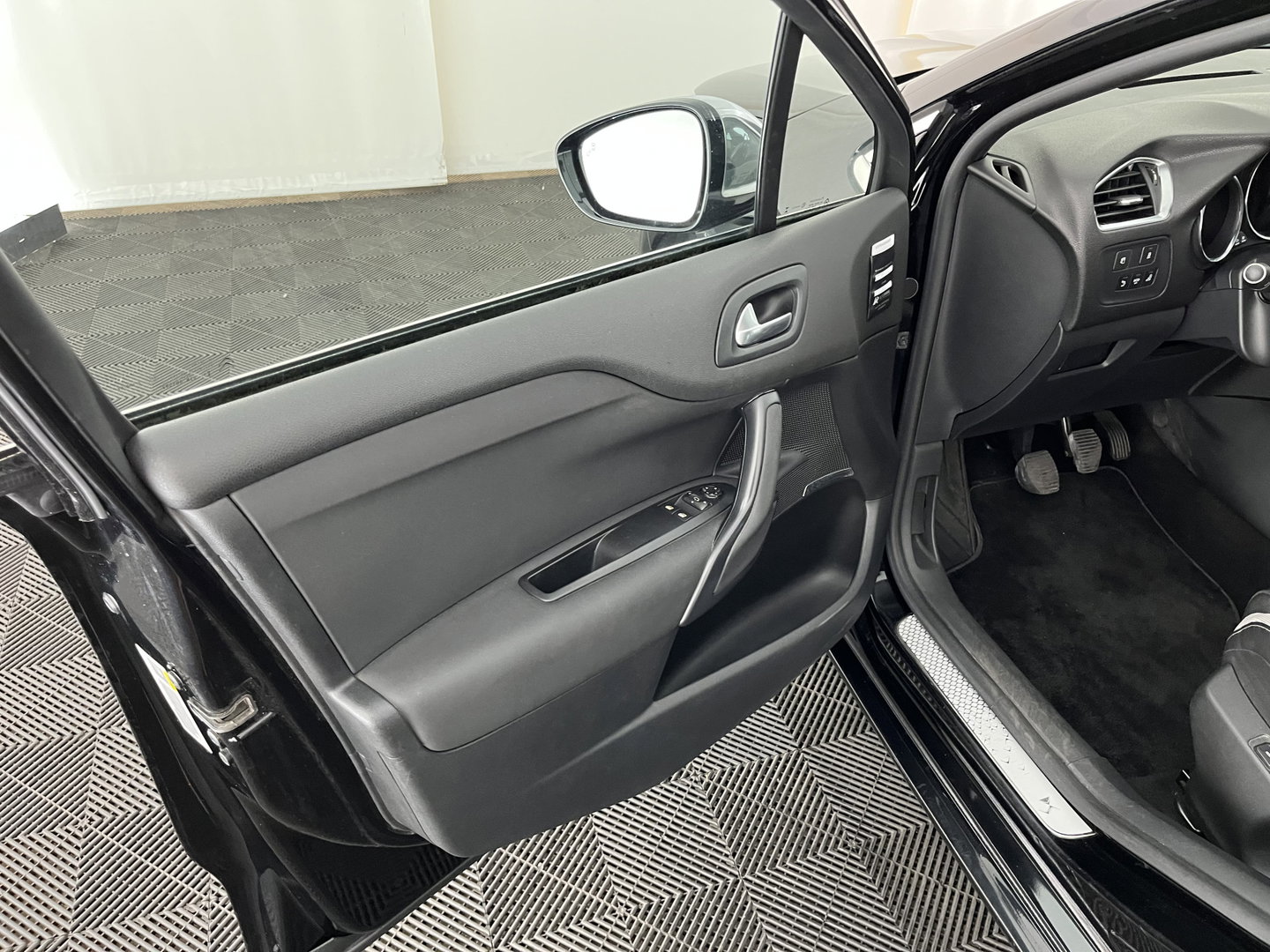Citroën DS4 1.6 BlueHDi Business *LEATHER-FABRIC | MASSAGE-SPORTSEATS | DENON-AUDIO | NAVI-FULLMAP | BLINDSPOT | PRIVACY-GLASS | ECC | PDC | CRUISE | TOWBAR | 17''ALU*