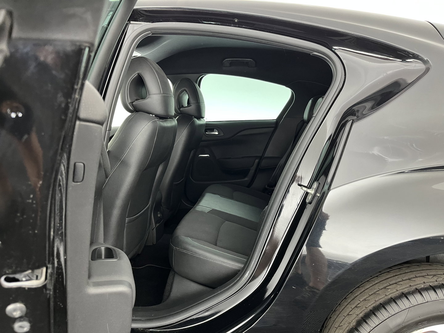 Citroën DS4 1.6 BlueHDi Business *LEATHER-FABRIC | MASSAGE-SPORTSEATS | DENON-AUDIO | NAVI-FULLMAP | BLINDSPOT | PRIVACY-GLASS | ECC | PDC | CRUISE | TOWBAR | 17''ALU*