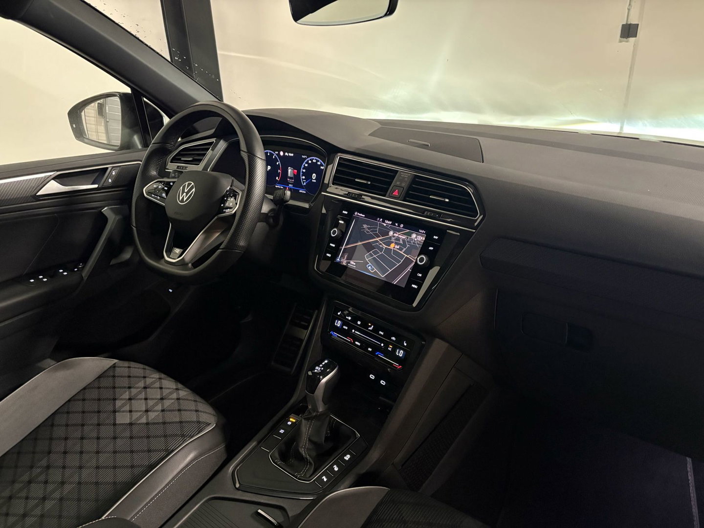 Volkswagen Tiguan 1.5 TSI R-Line PANO KEYLESS CAM