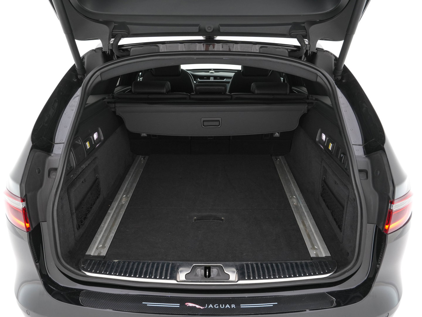 Jaguar XF Sportbrake 2.0d Portfolio Aut. *PANO | LEATHER | FULL-LED | MEMORY-PACK | DIGI-COCKPIT | HEATED-COMFORTSEATS | NAVI-FULLMAP | CAMERA | PRIVACY-GLASS | SHIFTPADDLES | AMBIENT-LIGHT | ECC | PDC | CRUISE | 20''ALU*
