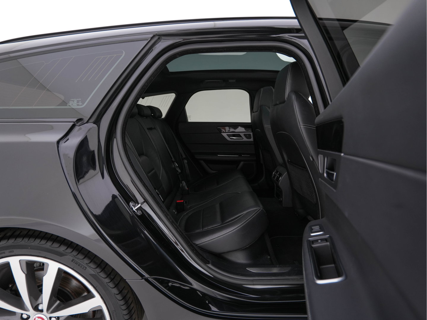 Jaguar XF Sportbrake 2.0d Portfolio Aut. *PANO | LEATHER | FULL-LED | MEMORY-PACK | DIGI-COCKPIT | HEATED-COMFORTSEATS | NAVI-FULLMAP | CAMERA | PRIVACY-GLASS | SHIFTPADDLES | AMBIENT-LIGHT | ECC | PDC | CRUISE | 20''ALU*