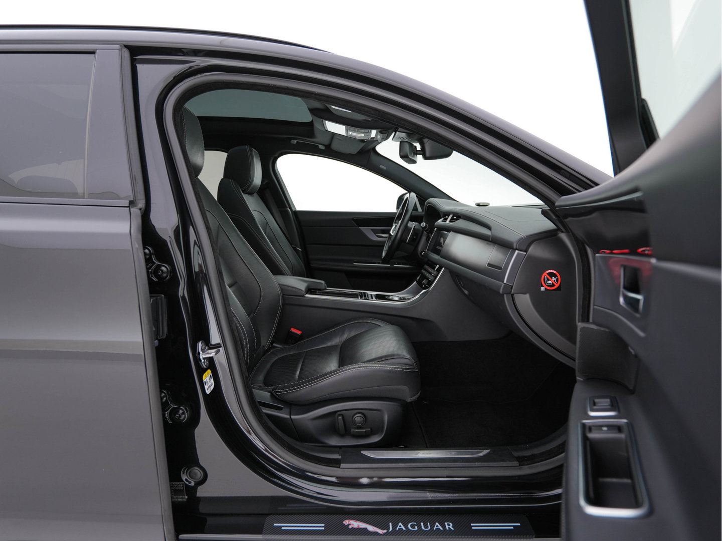 Jaguar XF Sportbrake 2.0d Portfolio Aut. *PANO | LEATHER | FULL-LED | MEMORY-PACK | DIGI-COCKPIT | HEATED-COMFORTSEATS | NAVI-FULLMAP | CAMERA | PRIVACY-GLASS | SHIFTPADDLES | AMBIENT-LIGHT | ECC | PDC | CRUISE | 20''ALU*