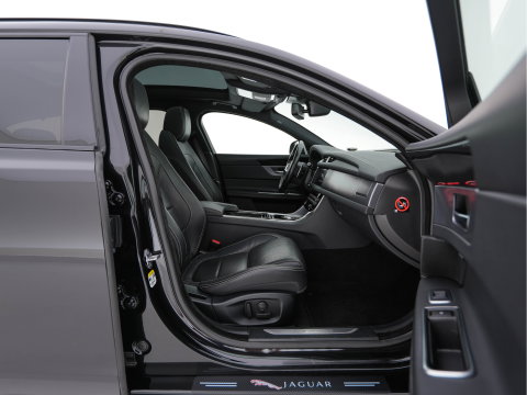 Jaguar XF Sportbrake 2.0d Portfolio Aut. *PANO | LEATHER | FULL-LED | MEMORY-PACK | DIGI-COCKPIT | HEATED-COMFORTSEATS | NAVI-FULLMAP | CAMERA | PRIVACY-GLASS | SHIFTPADDLES | AMBIENT-LIGHT | ECC | PDC | CRUISE | 20''ALU*