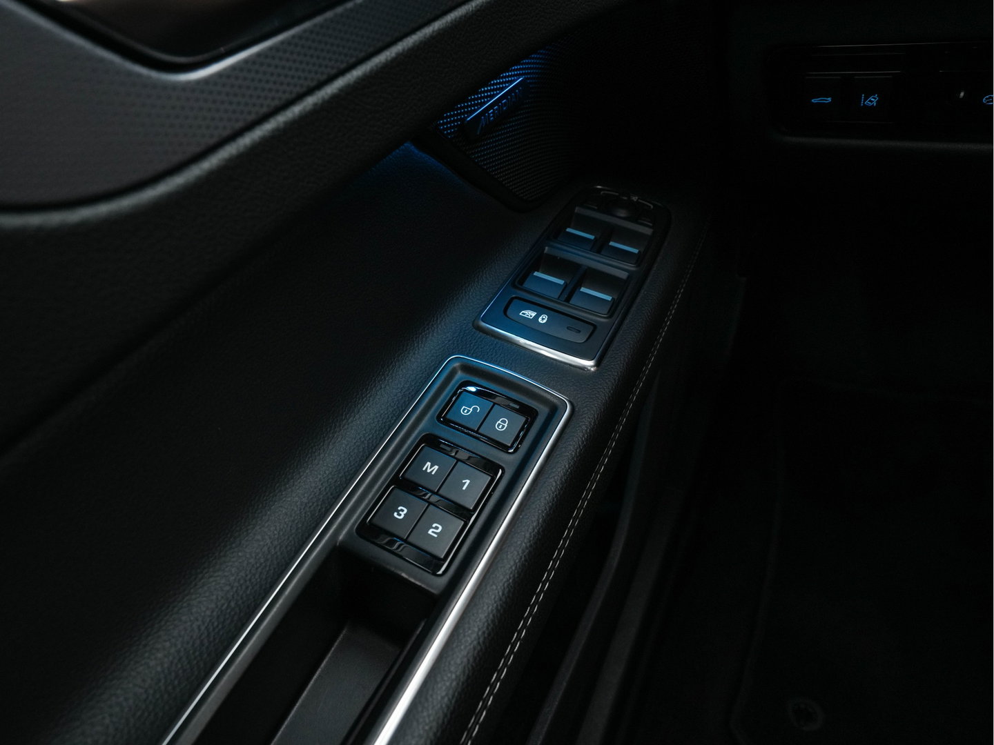 Jaguar XF Sportbrake 2.0d Portfolio Aut. *PANO | LEATHER | FULL-LED | MEMORY-PACK | DIGI-COCKPIT | HEATED-COMFORTSEATS | NAVI-FULLMAP | CAMERA | PRIVACY-GLASS | SHIFTPADDLES | AMBIENT-LIGHT | ECC | PDC | CRUISE | 20''ALU*