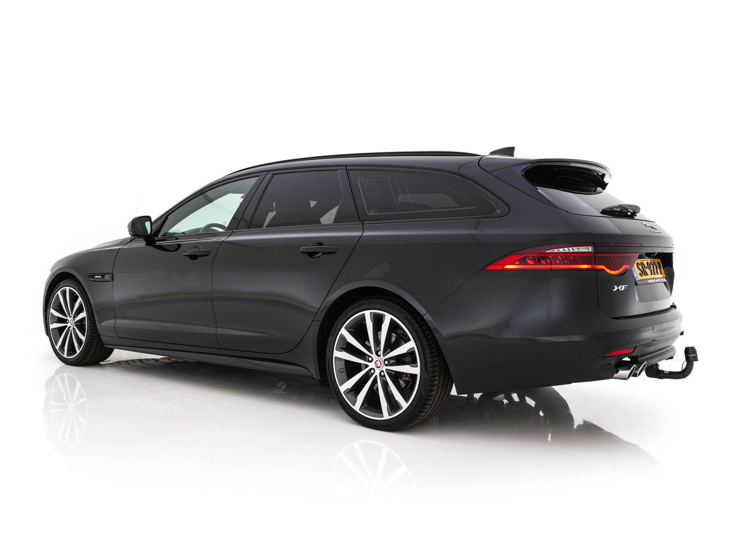 Jaguar XF Sportbrake 2.0d Portfolio Aut. *PANO | LEATHER | FULL-LED | MEMORY-PACK | DIGI-COCKPIT | HEATED-COMFORTSEATS | NAVI-FULLMAP | CAMERA | PRIVACY-GLASS | SHIFTPADDLES | AMBIENT-LIGHT | ECC | PDC | CRUISE | 20''ALU*