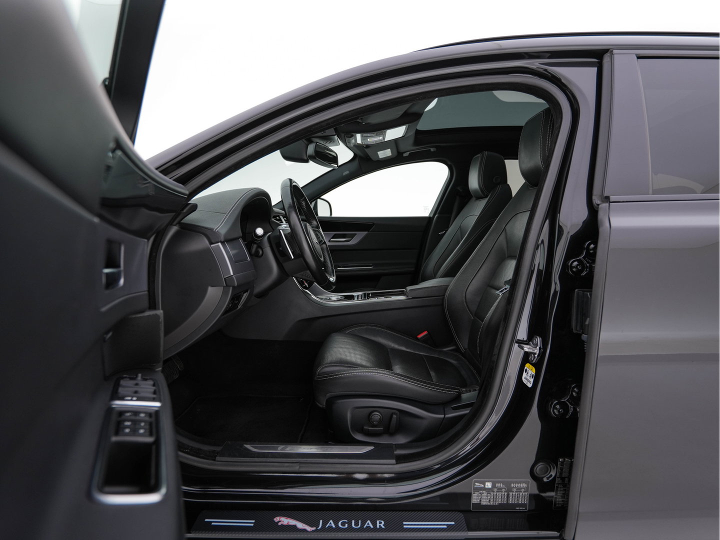 Jaguar XF Sportbrake 2.0d Portfolio Aut. *PANO | LEATHER | FULL-LED | MEMORY-PACK | DIGI-COCKPIT | HEATED-COMFORTSEATS | NAVI-FULLMAP | CAMERA | PRIVACY-GLASS | SHIFTPADDLES | AMBIENT-LIGHT | ECC | PDC | CRUISE | 20''ALU*