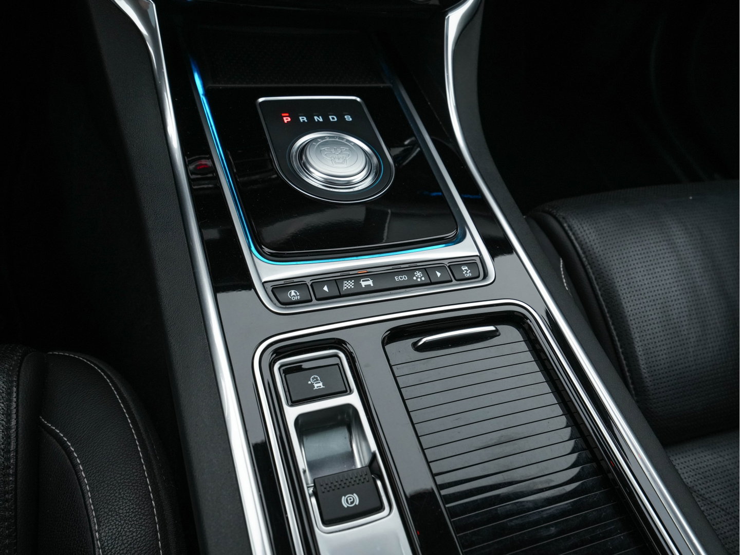 Jaguar XF Sportbrake 2.0d Portfolio Aut. *PANO | LEATHER | FULL-LED | MEMORY-PACK | DIGI-COCKPIT | HEATED-COMFORTSEATS | NAVI-FULLMAP | CAMERA | PRIVACY-GLASS | SHIFTPADDLES | AMBIENT-LIGHT | ECC | PDC | CRUISE | 20''ALU*