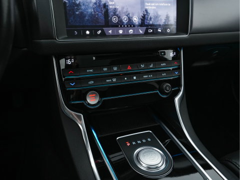 Jaguar XF Sportbrake 2.0d Portfolio Aut. *PANO | LEATHER | FULL-LED | MEMORY-PACK | DIGI-COCKPIT | HEATED-COMFORTSEATS | NAVI-FULLMAP | CAMERA | PRIVACY-GLASS | SHIFTPADDLES | AMBIENT-LIGHT | ECC | PDC | CRUISE | 20''ALU*