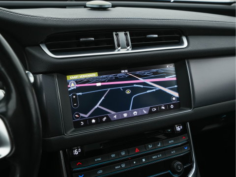 Jaguar XF Sportbrake 2.0d Portfolio Aut. *PANO | LEATHER | FULL-LED | MEMORY-PACK | DIGI-COCKPIT | HEATED-COMFORTSEATS | NAVI-FULLMAP | CAMERA | PRIVACY-GLASS | SHIFTPADDLES | AMBIENT-LIGHT | ECC | PDC | CRUISE | 20''ALU*
