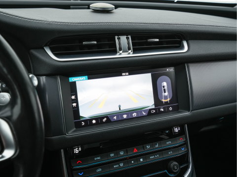 Jaguar XF Sportbrake 2.0d Portfolio Aut. *PANO | LEATHER | FULL-LED | MEMORY-PACK | DIGI-COCKPIT | HEATED-COMFORTSEATS | NAVI-FULLMAP | CAMERA | PRIVACY-GLASS | SHIFTPADDLES | AMBIENT-LIGHT | ECC | PDC | CRUISE | 20''ALU*