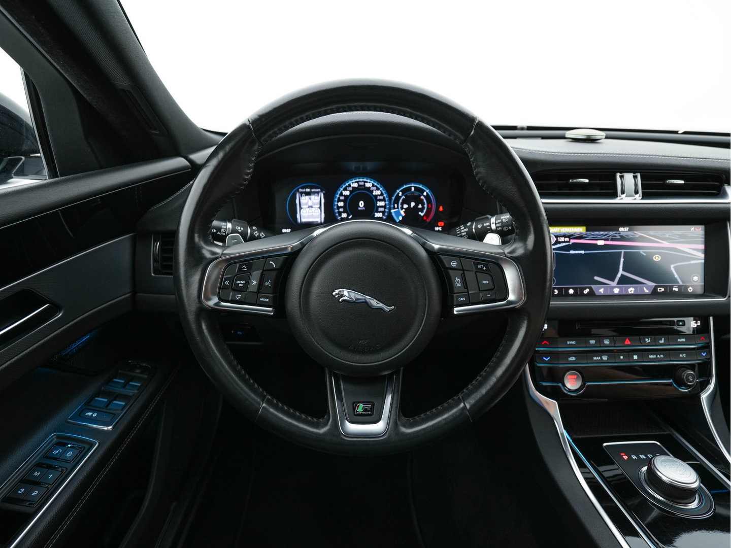 Jaguar XF Sportbrake 2.0d Portfolio Aut. *PANO | LEATHER | FULL-LED | MEMORY-PACK | DIGI-COCKPIT | HEATED-COMFORTSEATS | NAVI-FULLMAP | CAMERA | PRIVACY-GLASS | SHIFTPADDLES | AMBIENT-LIGHT | ECC | PDC | CRUISE | 20''ALU*