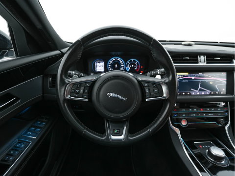 Jaguar XF Sportbrake 2.0d Portfolio Aut. *PANO | LEATHER | FULL-LED | MEMORY-PACK | DIGI-COCKPIT | HEATED-COMFORTSEATS | NAVI-FULLMAP | CAMERA | PRIVACY-GLASS | SHIFTPADDLES | AMBIENT-LIGHT | ECC | PDC | CRUISE | 20''ALU*
