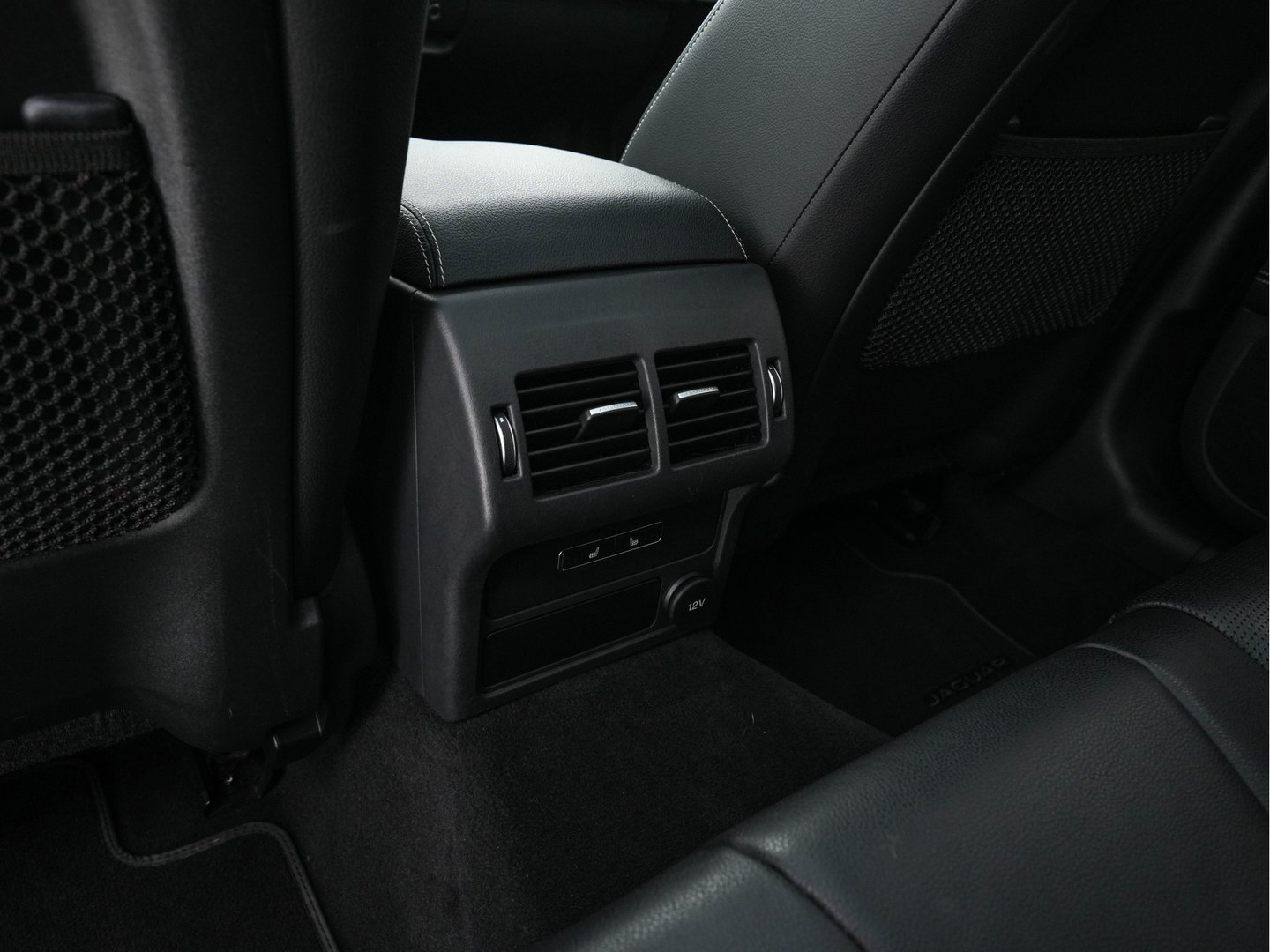 Jaguar XF Sportbrake 2.0d Portfolio Aut. *PANO | LEATHER | FULL-LED | MEMORY-PACK | DIGI-COCKPIT | HEATED-COMFORTSEATS | NAVI-FULLMAP | CAMERA | PRIVACY-GLASS | SHIFTPADDLES | AMBIENT-LIGHT | ECC | PDC | CRUISE | 20''ALU*