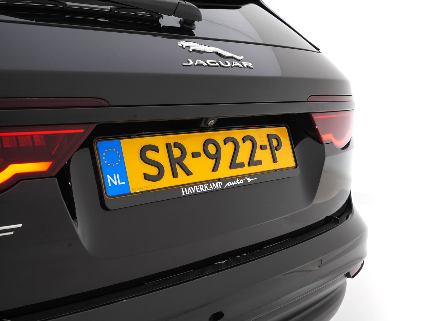 Jaguar XF Sportbrake 2.0d Portfolio Aut. *PANO | LEATHER | FULL-LED | MEMORY-PACK | DIGI-COCKPIT | HEATED-COMFORTSEATS | NAVI-FULLMAP | CAMERA | PRIVACY-GLASS | SHIFTPADDLES | AMBIENT-LIGHT | ECC | PDC | CRUISE | 20''ALU*
