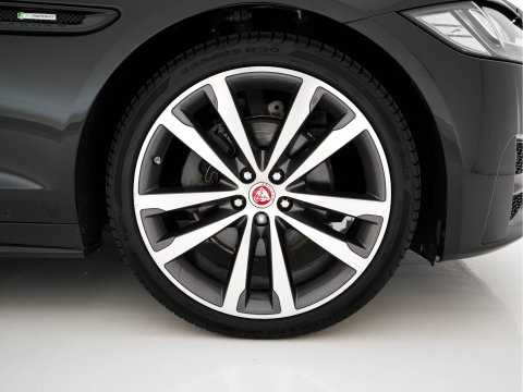 Jaguar XF Sportbrake 2.0d Portfolio Aut. *PANO | LEATHER | FULL-LED | MEMORY-PACK | DIGI-COCKPIT | HEATED-COMFORTSEATS | NAVI-FULLMAP | CAMERA | PRIVACY-GLASS | SHIFTPADDLES | AMBIENT-LIGHT | ECC | PDC | CRUISE | 20''ALU*