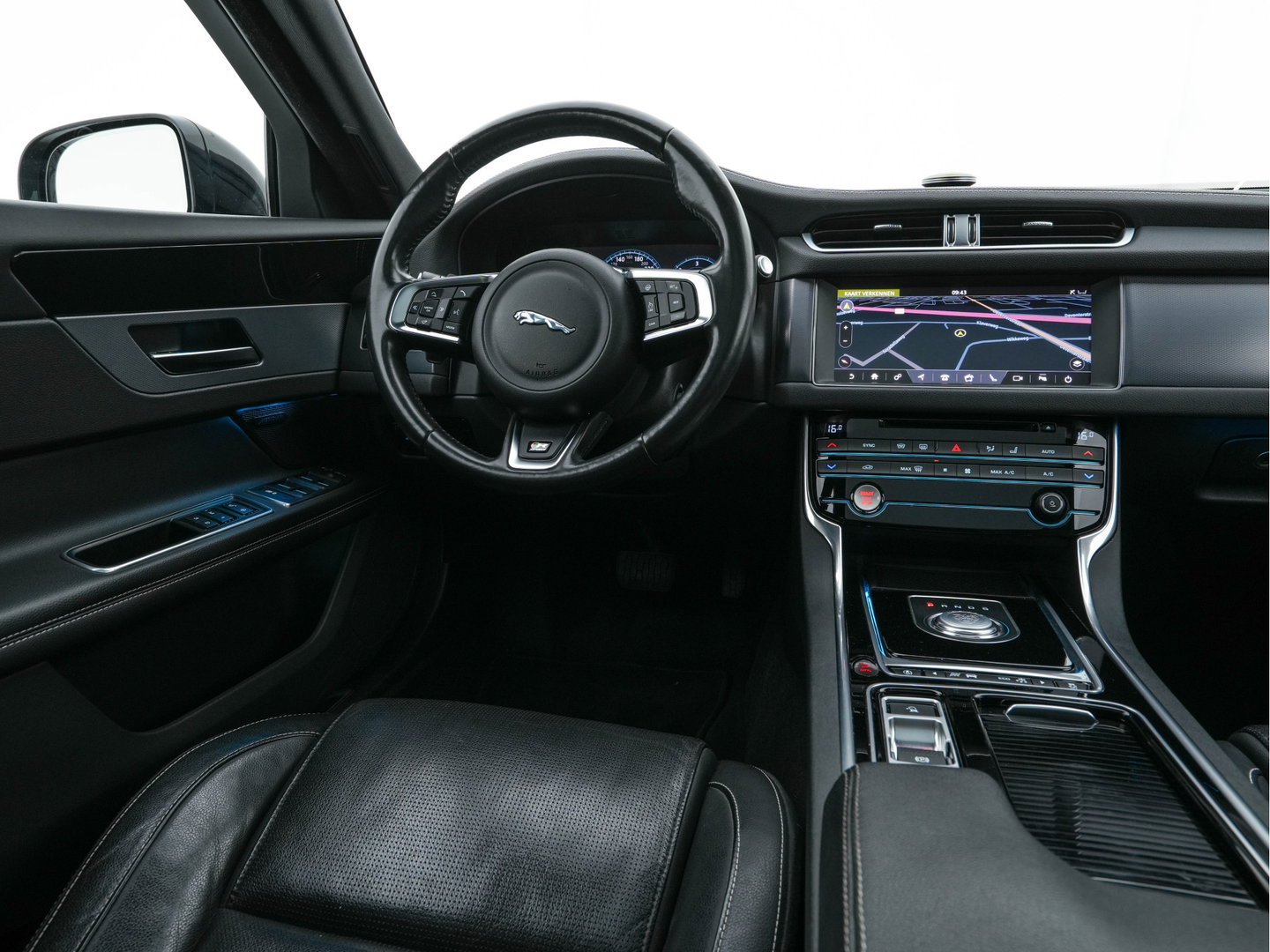 Jaguar XF Sportbrake 2.0d Portfolio Aut. *PANO | LEATHER | FULL-LED | MEMORY-PACK | DIGI-COCKPIT | HEATED-COMFORTSEATS | NAVI-FULLMAP | CAMERA | PRIVACY-GLASS | SHIFTPADDLES | AMBIENT-LIGHT | ECC | PDC | CRUISE | 20''ALU*