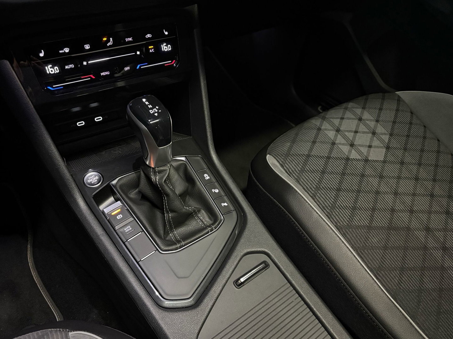 Volkswagen Tiguan 1.5 TSI R-Line PANO KEYLESS CAM