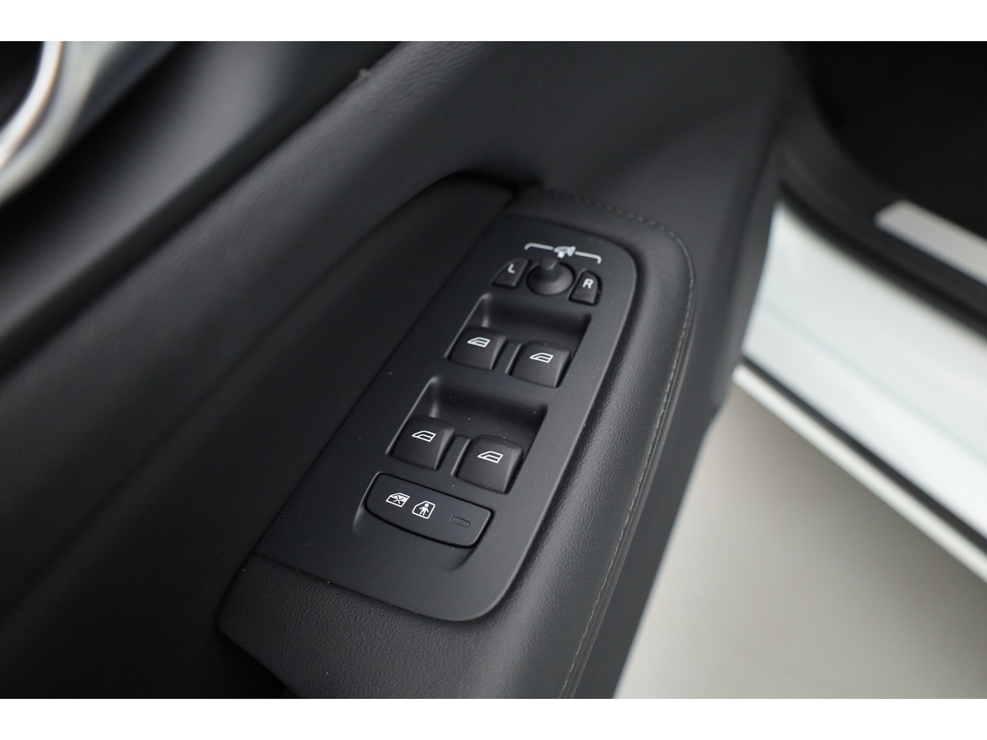 Volvo V60 2.0 T6 Plug-in hybrid AWD Plus Dark | Pano-dak | Head-up | 360 camera | Adap. Cruise | H&K Audio |